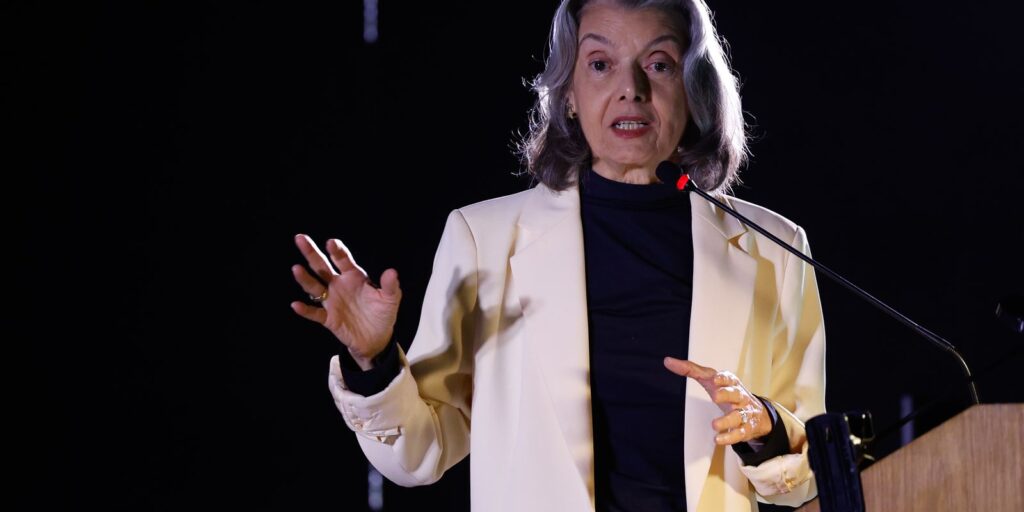 carmen-lucia:-“ditadura-e-como-erva-daninha-que-precisa-ser-cortada”