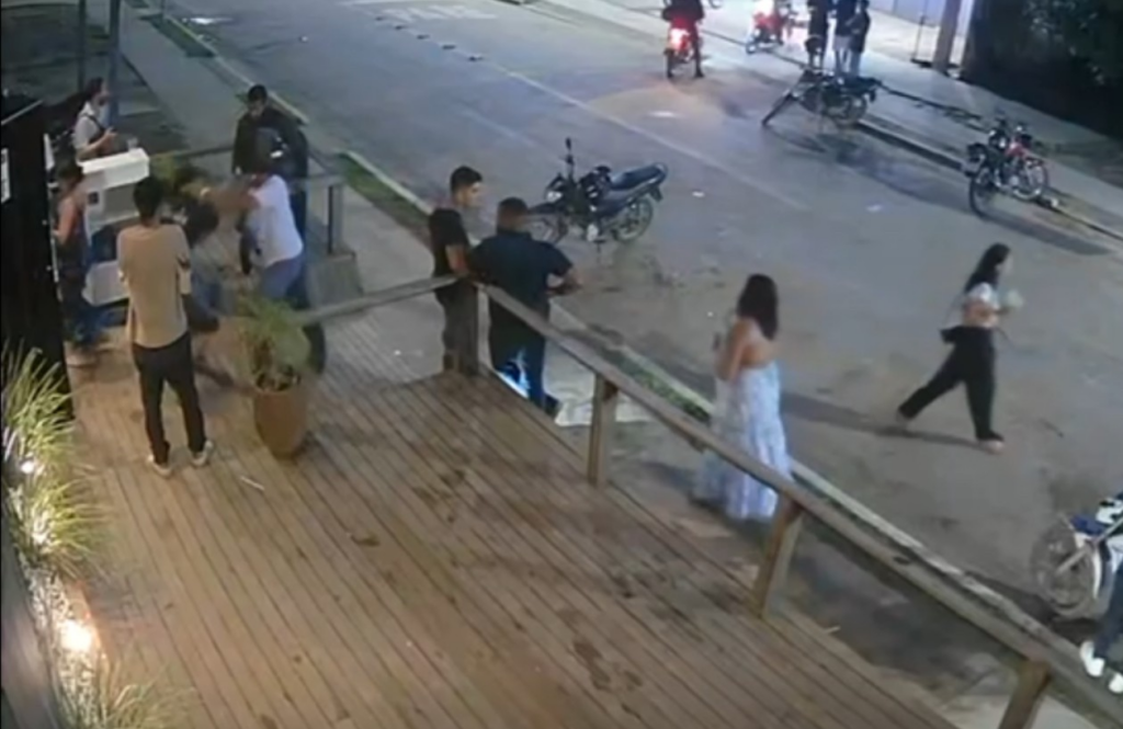 camera-de-seguranca-registra-momento-em-que-seguranca-e-atacado-com-faca-em-boate-de-ro