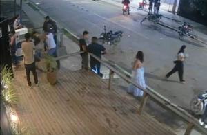 camera-de-seguranca-registra-momento-em-que-seguranca-e-atacado-com-faca-em-boate-de-ro