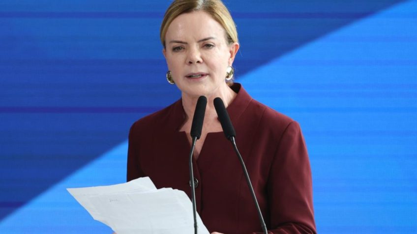 gleisi-diz-ter-respeito-por-alcolumbre-apos-criticas-do-chefe-do-senado