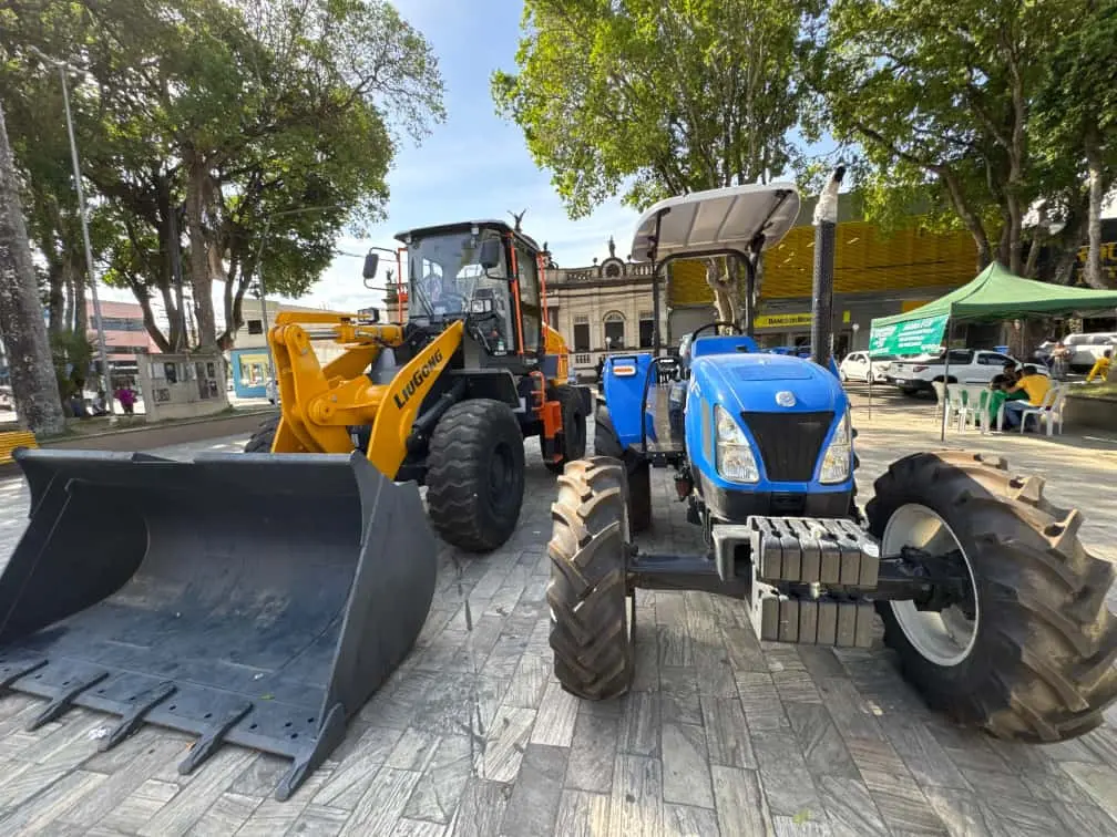 cruz-das-almas-recebe-novo-trator-agricola-e-pa-carregadeira