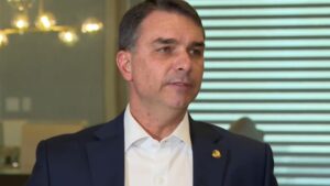 preco-para-nao-me-candidatar-e-bolsonaro-“livre,-nas-urnas”,-diz-flavio