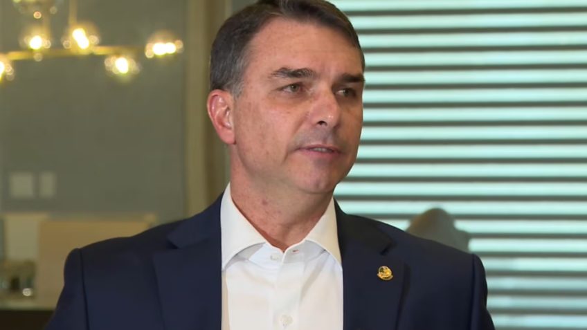 preco-para-nao-me-candidatar-e-bolsonaro-“livre,-nas-urnas”,-diz-flavio