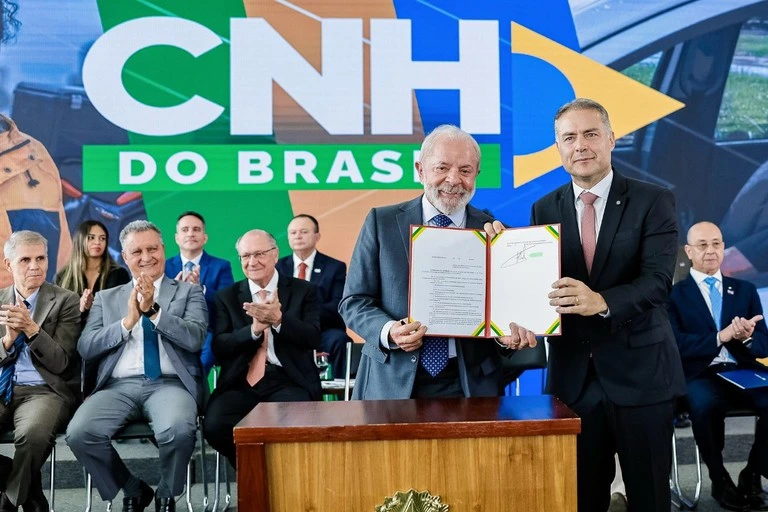 lula-presenteia-brasileiros-para-quem-tem-menos-de-50-anos:-renovacao-automatica-da-cnh