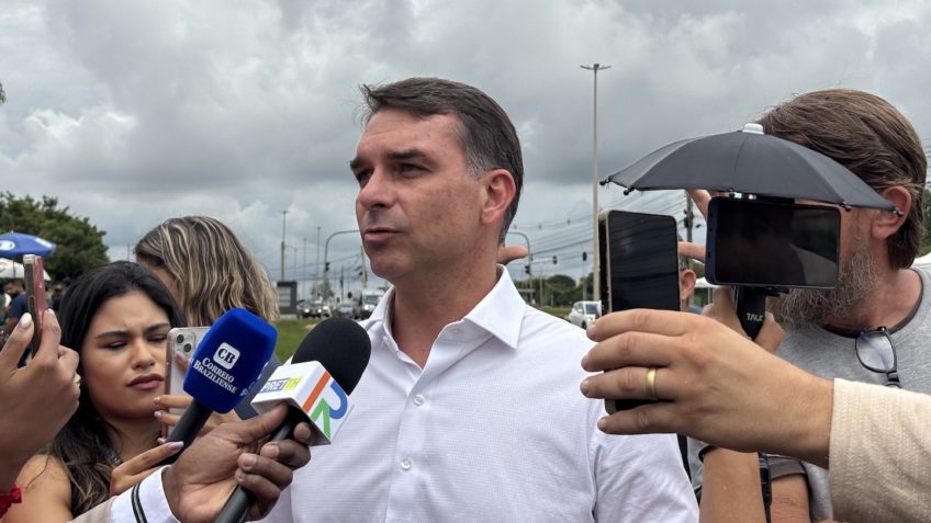 Flávio pede união da direita e esclarece papel de Michelle e Tarcísio
