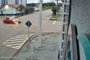 video:-motociclista-e-arremessado-apos-colisao-com-carro-em-porto-velho
