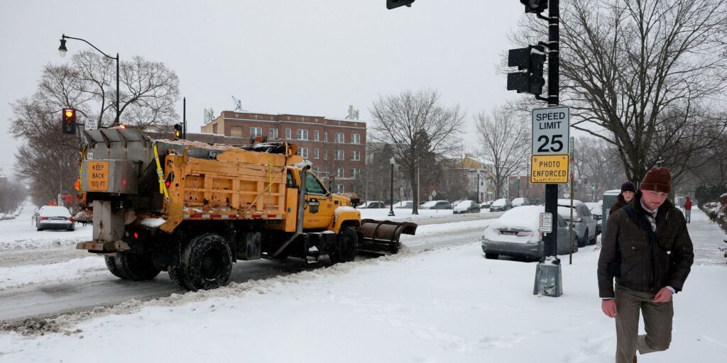 eua:-tempestade-deixa-670-mil-sem-energia-e-cancela-milhares-de-voos
