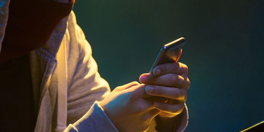 Levantamento identifica 173 vítimas de deepfakes sexuais em escolas