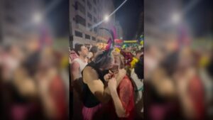 com-gosto-de-democracia,-diz-lindbergh-ao-beijar-gleisi-no-carnaval