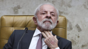 oposicao-critica-desfile-em-homenagem-a-lula-na-sapucai