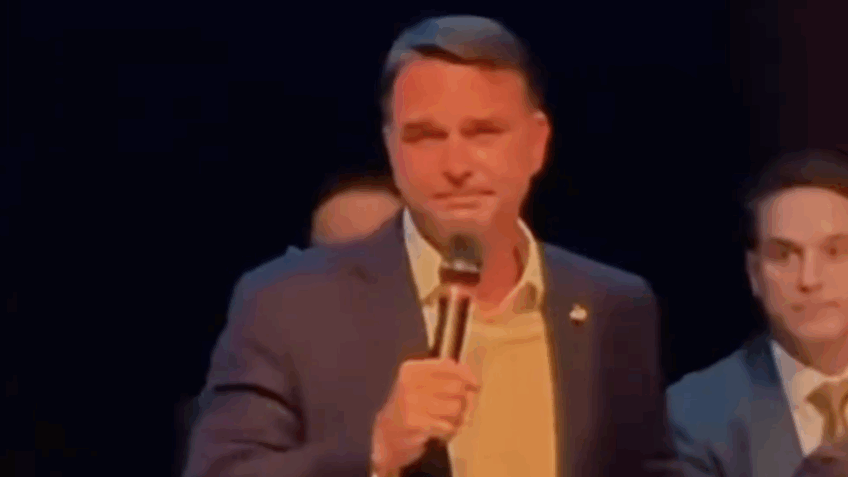 Em lágrimas, Flávio diz que sua candidatura é para “honrar o pai”