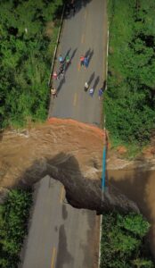 chuva-forte-rompe-asfalto-e-interdita-trecho-da-estrada-de-santo-antonio-em-porto-velho