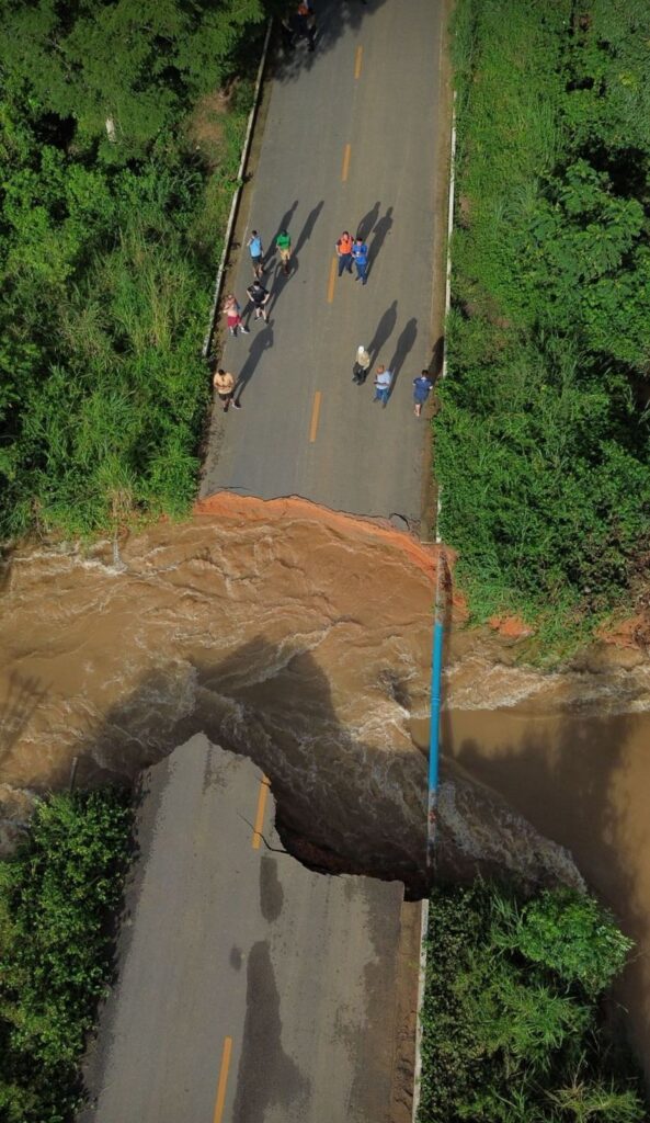 Chuva forte rompe asfalto e interdita trecho da Estrada de Santo Antônio em Porto Velho