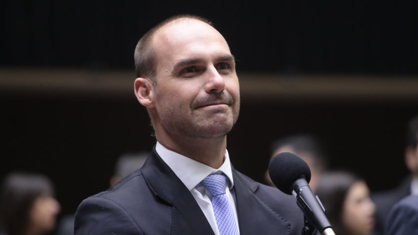 PF afasta Eduardo Bolsonaro e exige entrega da arma