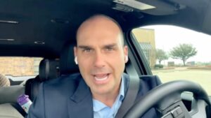 dos-eua,-eduardo-participa-de-ato-da-direita-e-defende-anistia