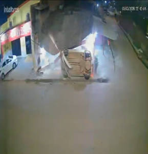 video-mostra-momento-em-que-carro-perde-o-controle,-invade-calcada-e-bate-em-restaurante-em-ro