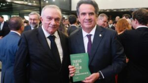 ex-presidente-do-stj-reune-politicos-em-lancamento-de-livro