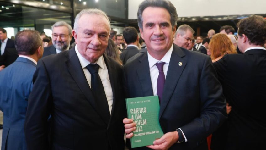 Ex-presidente do STJ reúne políticos em lançamento de livro