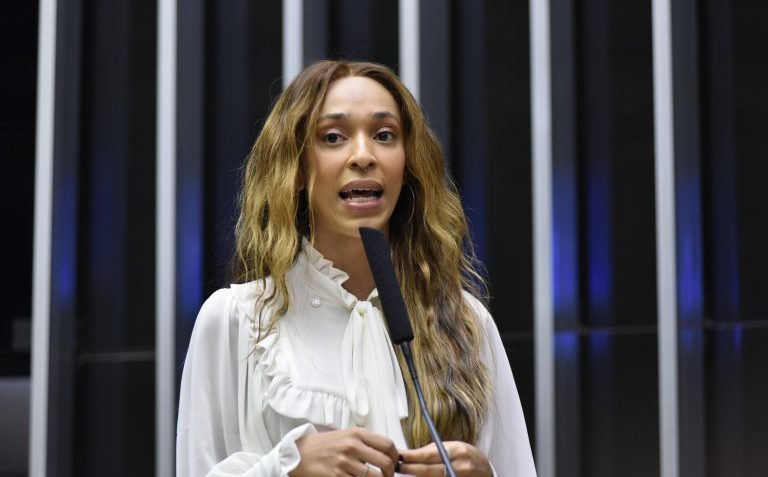 Presidente do “SBT” pede desculpas a Erika Hilton por fala de Ratinho