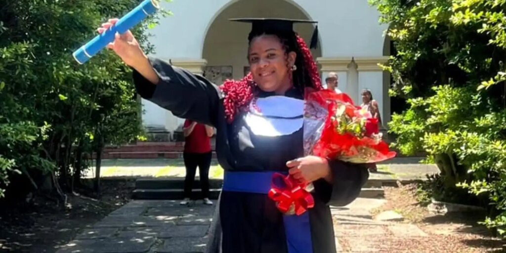 Mulher trans chega à universidade 25 anos após violências na escola