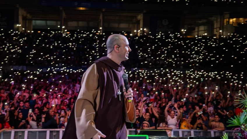 Raquel Lyra e João Campos vão a vigília de frei Gilson