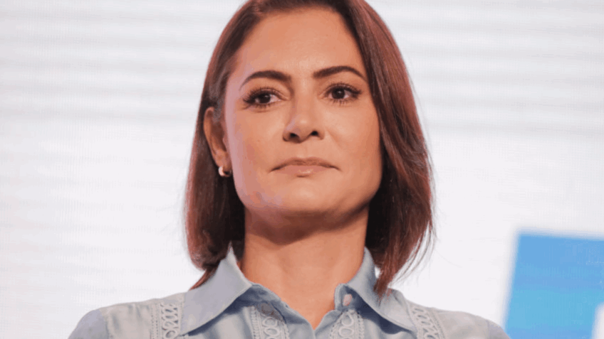 Culto de aniversário de Michelle tem oração e mensagem de Nikolas