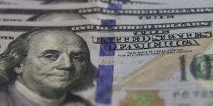 oriente-medio:-dolar-sobe-para-r$-5,25-com-retorno-das-tensoes