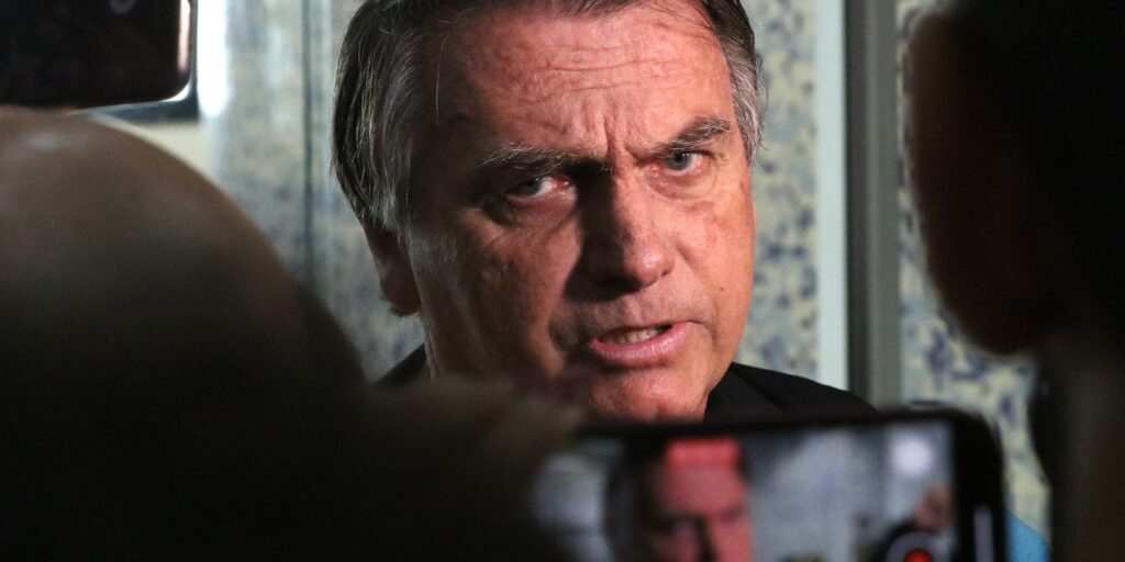 Defesa diz que Bolsonaro não tinha conhecimento sobre vídeo de Eduardo