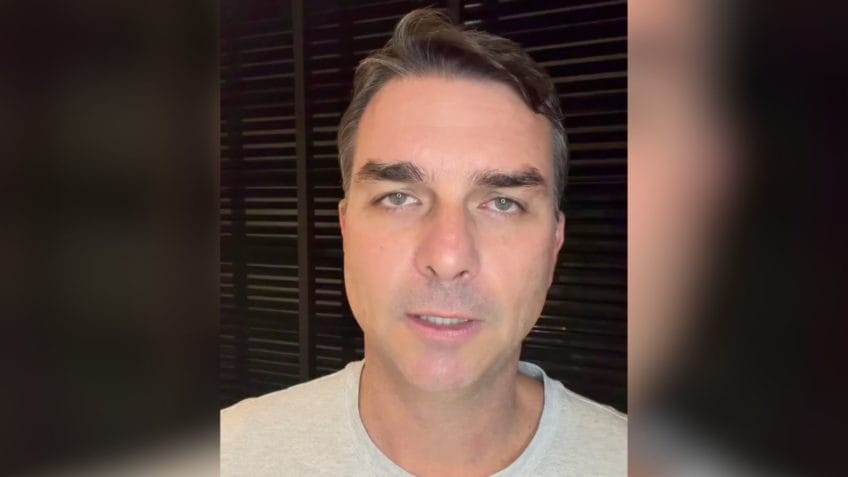 Flávio pede “racionalidade” após conflito entre Eduardo e Nikolas