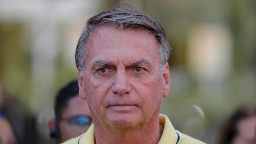 Bolsonaro está apto para cirurgia no ombro, diz defesa ao STF