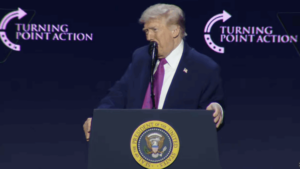 trump-volta-a-dizer-que-africa-do-sul-comete-“genocidio”-contra-brancos