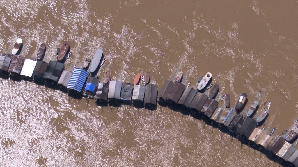 Duas pessoas desaparecem após draga de garimpo afundar no rio Madeira, em Porto Velho
