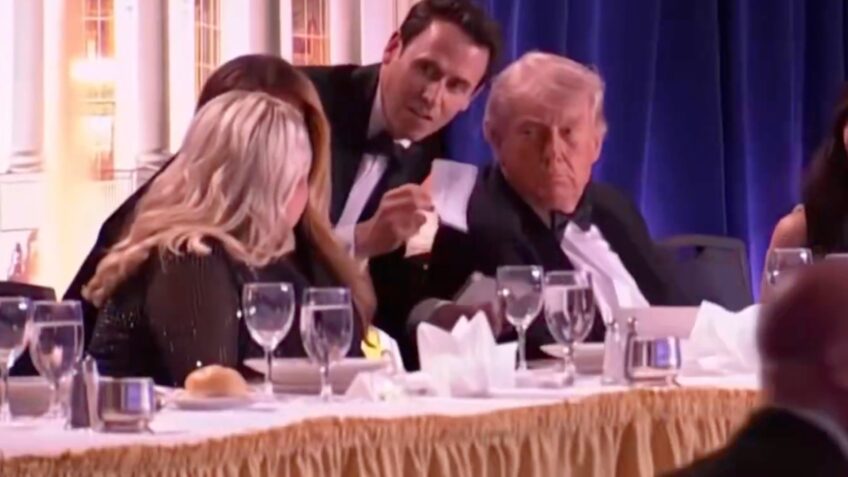 Trump é retirado às pressas de jantar nos EUA