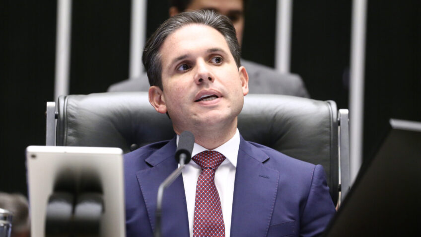 Câmara deve votar PLs de IA e de terras-raras em maio, diz Motta