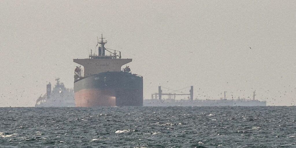 Irã nega passagem de navios dos EUA por Ormuz e petróleo dispara