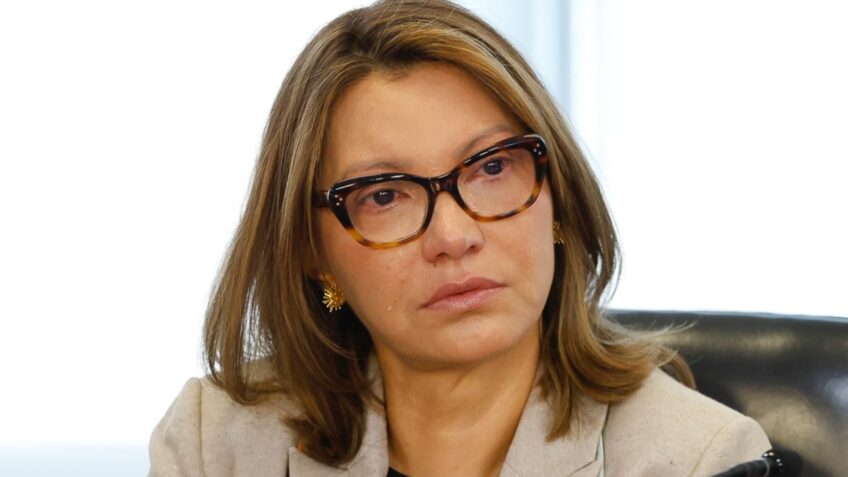 É muita ignorância beber detergente contaminado, diz Janja