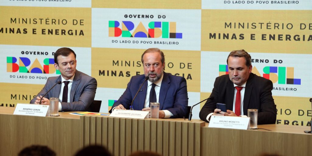 Governo cria subsídio de até R$ 0,89 para segurar preço da gasolina