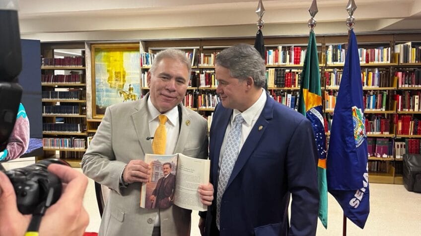 Queiroga lança autobiografia no Senado