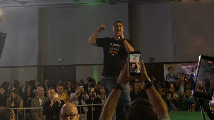 Flávio adota tom revanchista em 1° palanque após áudio vazado