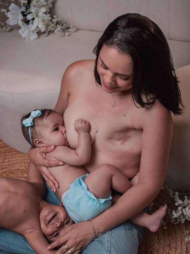 Mulher emociona internet com ensaio amamentando a filha depois de perder a mama para o câncer em RO