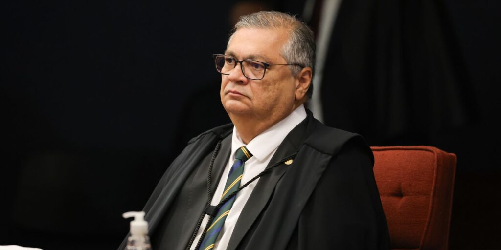 Dino abre apuração sobre emendas para produtora do filme de Bolsonaro