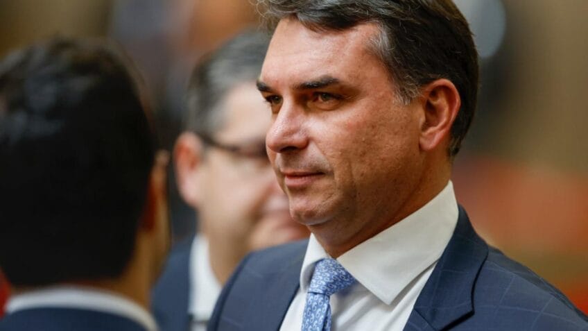Flávio Bolsonaro diz que não há nada errado com filme sobre Jair