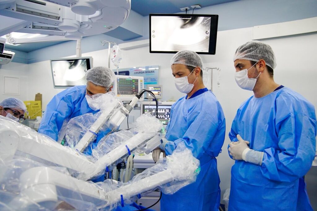 Cirurgia de próstata com auxílio de robô é realizada pela primeira vez em RO