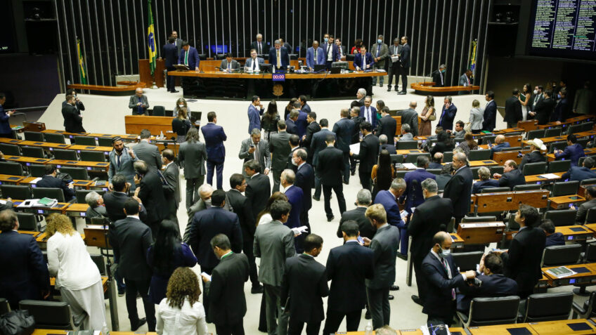 Câmara aprova projeto que blinda orçamento de partidos