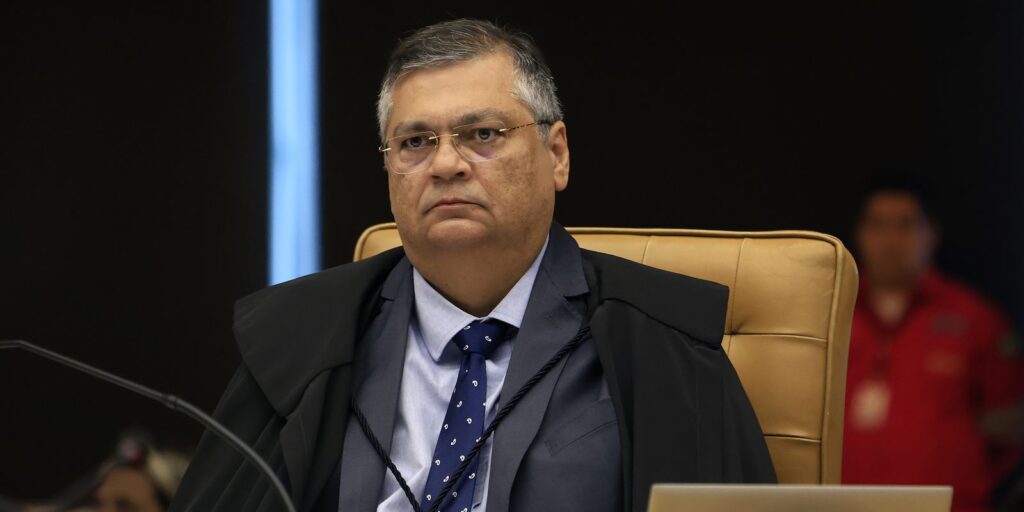 Dino pede que Câmara explique viagem de Mário Frias ao exterior
