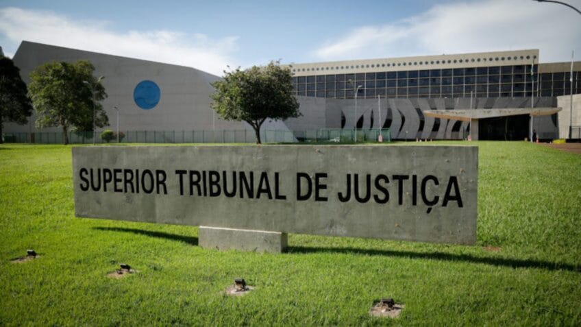 STJ torna réu desembargador do TRF-2 por assédio a assessoras
