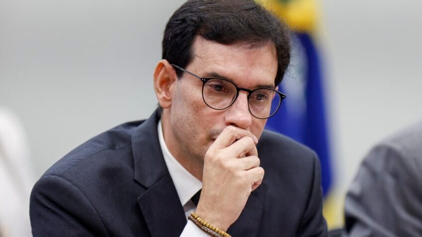 Relator da 6 X 1 quer tirar do teto de horas quem ganha R$ 16.000