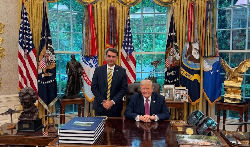 Governistas chamam encontro de Flávio e Trump de cortina de fumaça