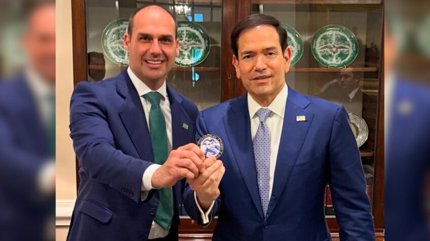 Eduardo Bolsonaro dá medalha “imbrochável” a Marco Rubio