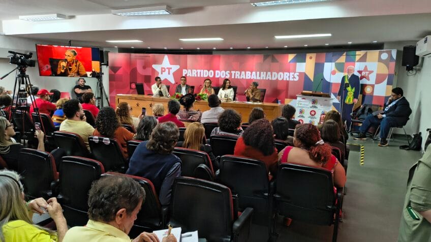 Evangélicos são diversos e não há única posição entre cristãos, diz PT
